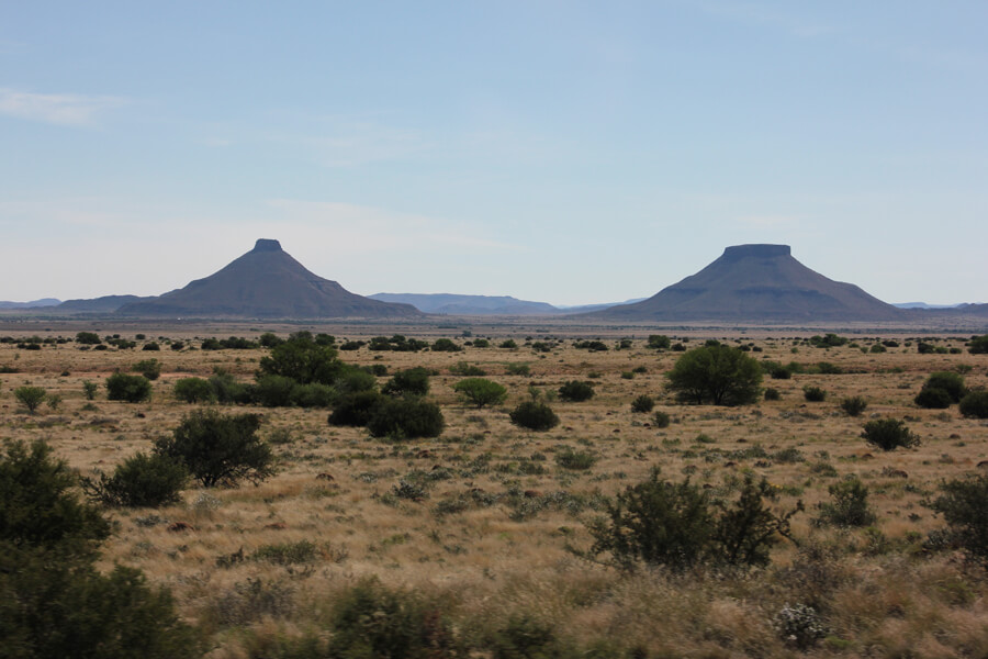 karge Landschaft in der Halbwüste: die große Karoo in Südafrika