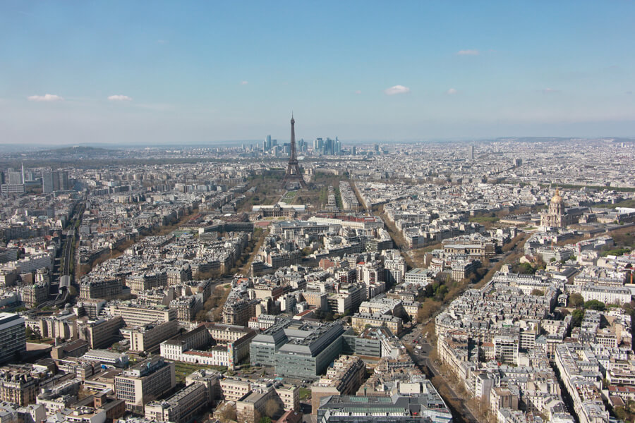 Aussicht vom Tour Montparnasse auf Paris und Eiffelturm