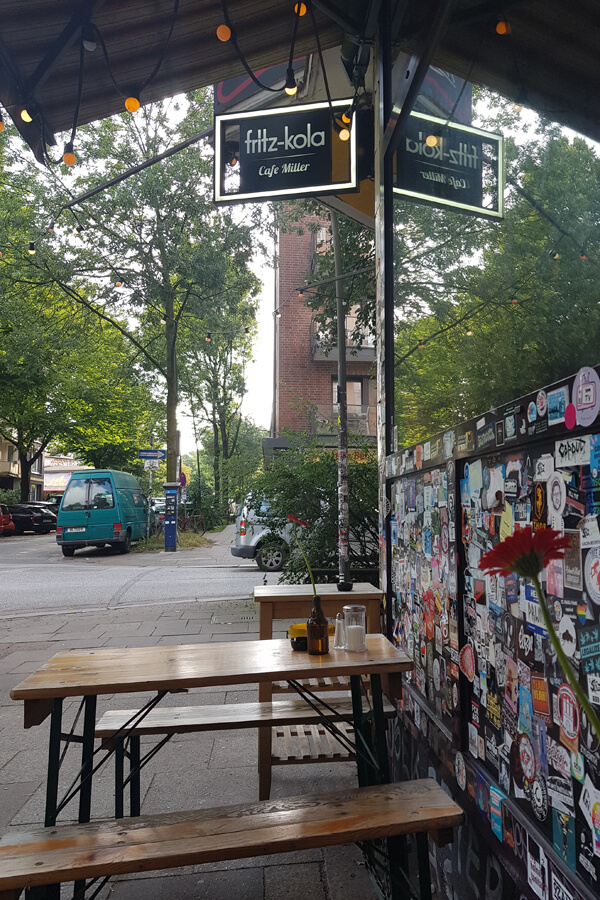 Tische vor dem Cafe Miller in St Pauli.