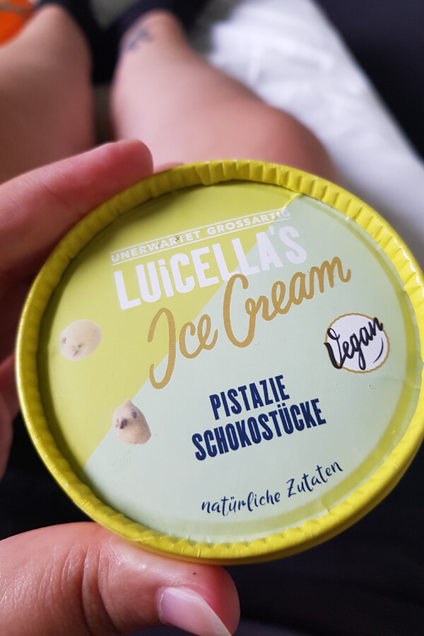 Ein kleiner Becher Luicellas Ice Cream der Sorte Pistazie Schokolade, vegan.