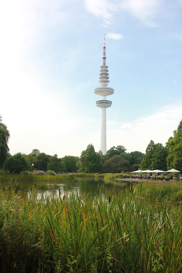 See im Planten un Blomen Hamburg mit dem Fernsehturm im Hintergrund.