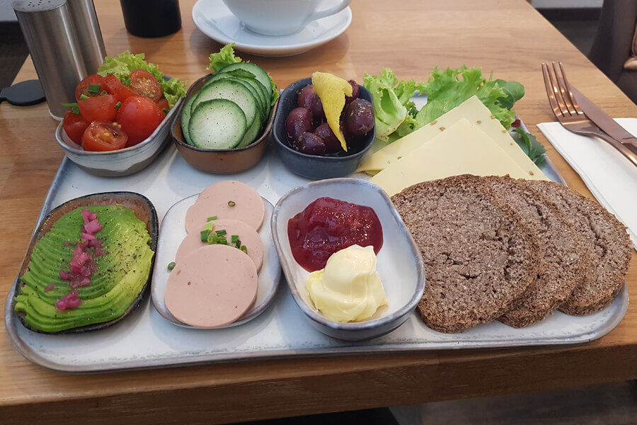 Veganes Frühstück mit Keto Brot im Sugarfree Hamburg.