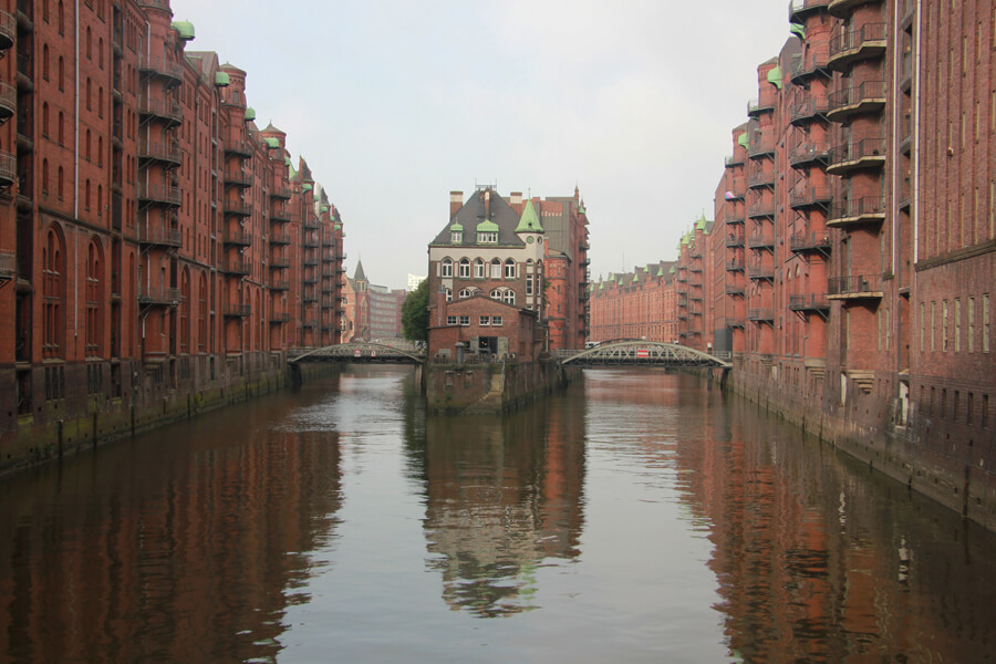 Das Wasserschloss zwischen Kanälen und Lagerhäusern in der Hamburger Speicherstadt.