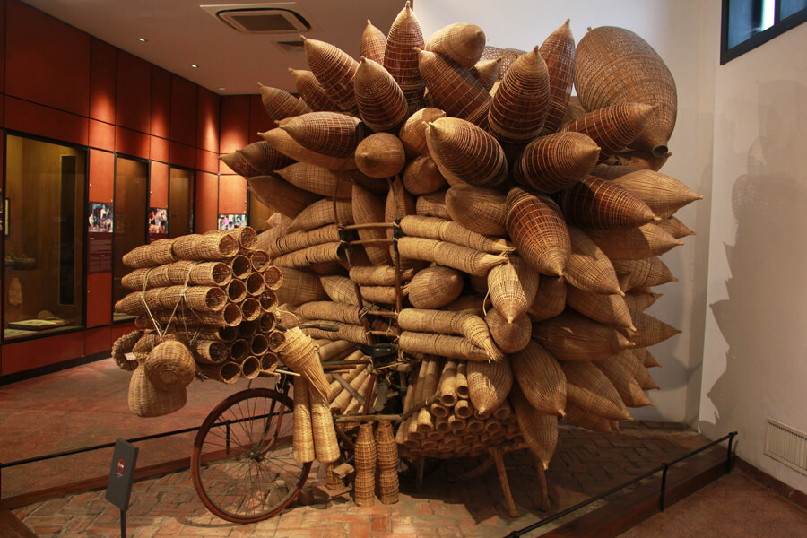 Ein Fahrrad beladen mit traditionellen Fischerkörben im ethnologischen Museum Vietnam.