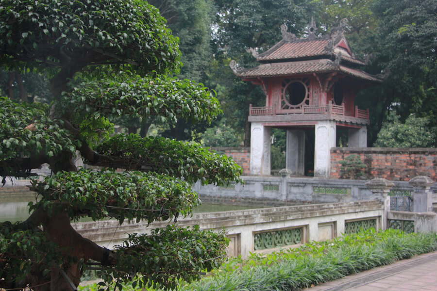 Ein Hof mit Tor im Literaturtempel in Hanoi