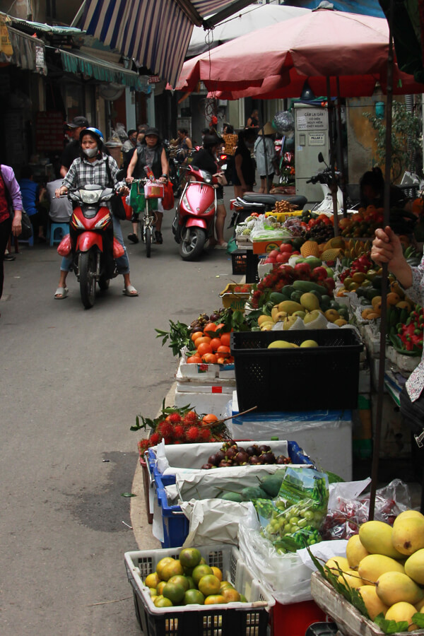 Marktstand mit frischem Obst in der Altstadt von Hanoi