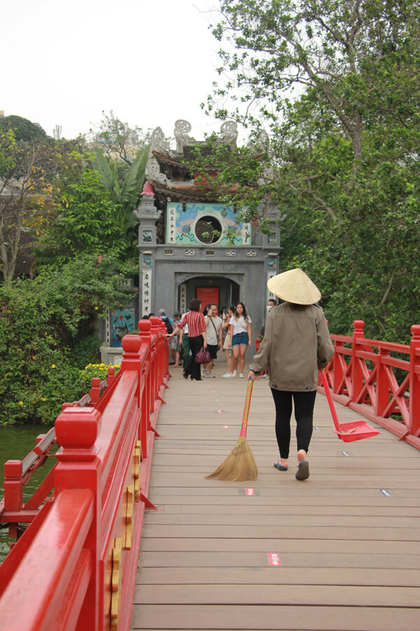 Eine rote Holzbrücke führt zum Ngoc Son Tempel im Hoan-Kiem-See.