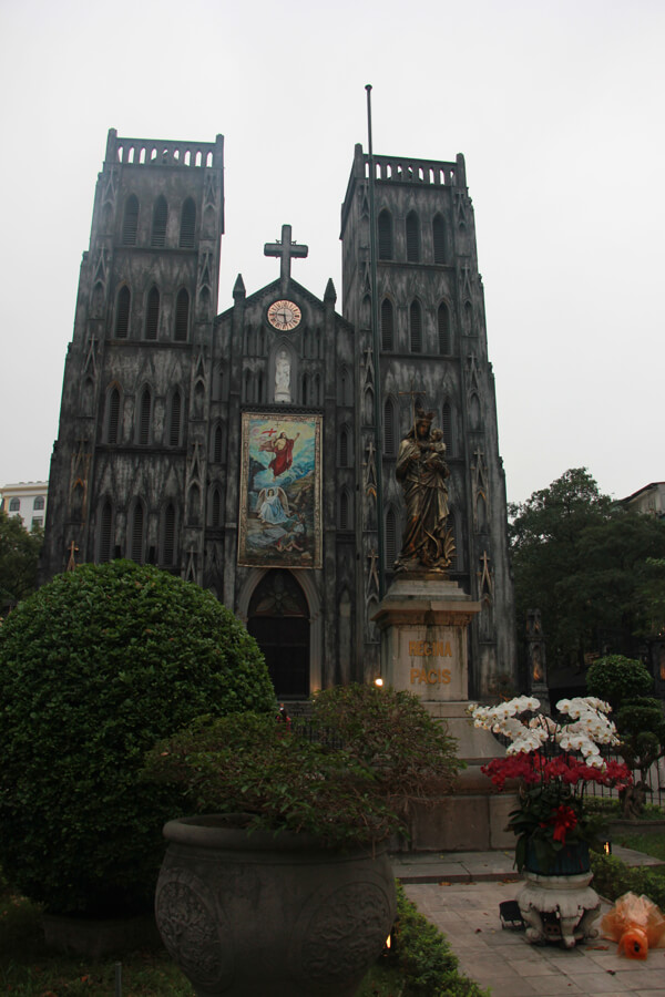 Die zwei Türme der St Joseph Kathedrale in Hanoi