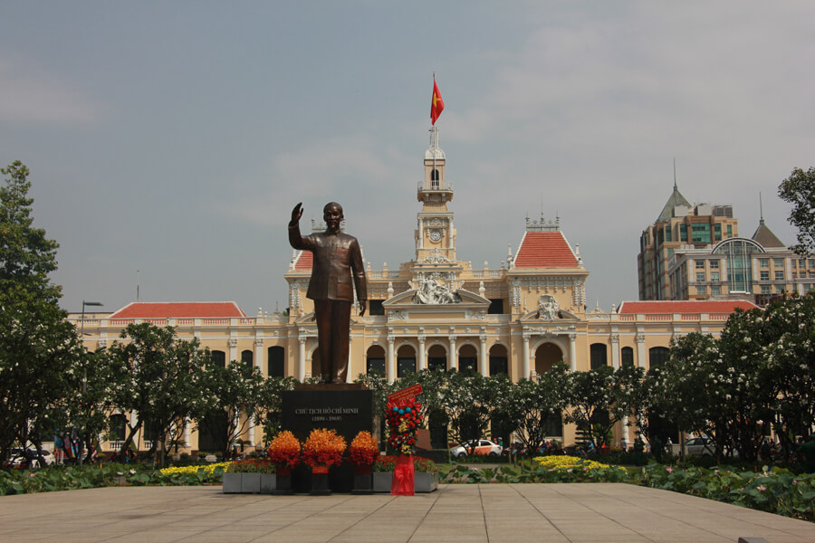 Eine Staue von Ho-Chi-Minh steht in einem Park vor dem alten Rathaus.