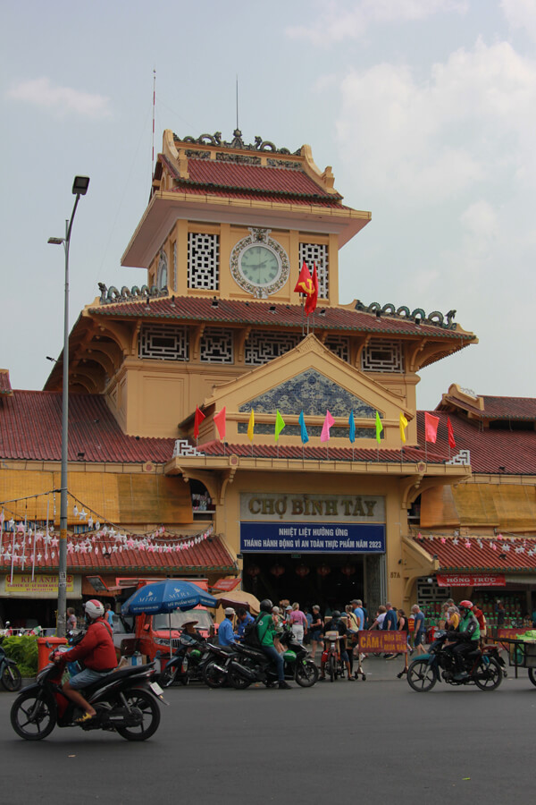 Eingang vom Binh-Tay Markt im Chinatown von Ho-Chi-Minh-City.