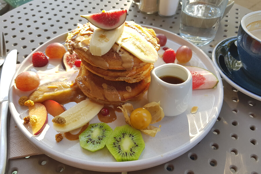 Veganer Pancake-Turm mit viel Obst.