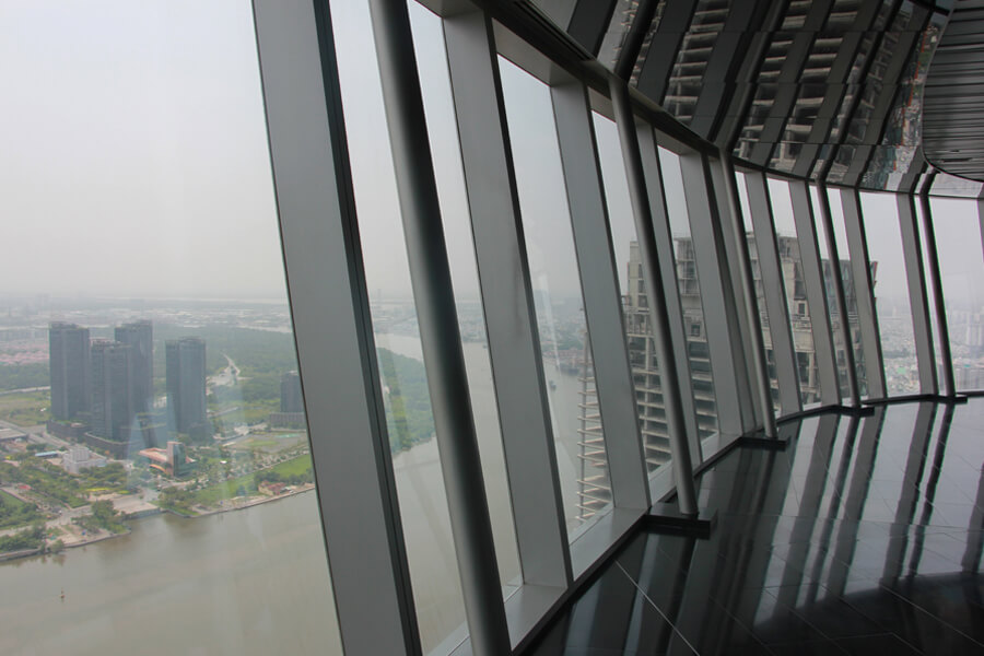 Aussichtsplattform mit Glasfront auf dem Saigon Skydeck.