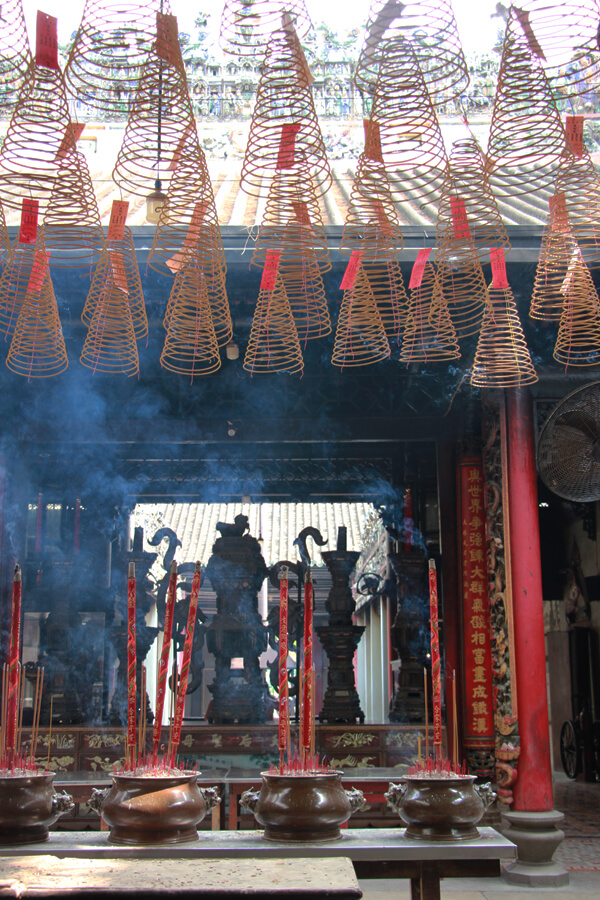 Kegelförmige Räucherstäbchen hängen von der Decke im Thien Hau Tempel.
