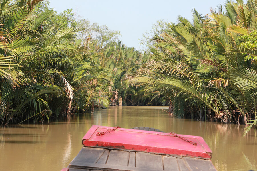 Bootsfahrt durch die Palmengesäumten Seitenarme des Mekong.