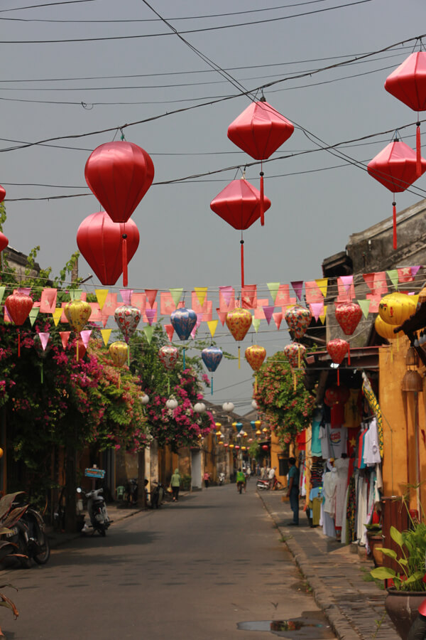 Mit Lampions geschmückte Straße in der Altstadt von Hoi An.