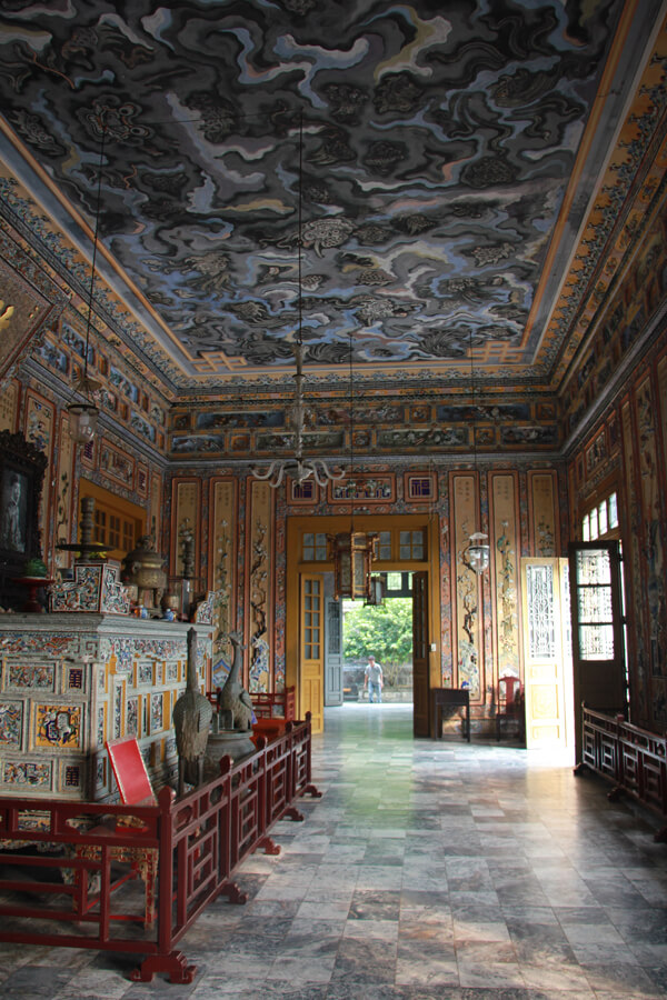 Bemalte Decke und reich verziertes Grabmal von Khai-Din.