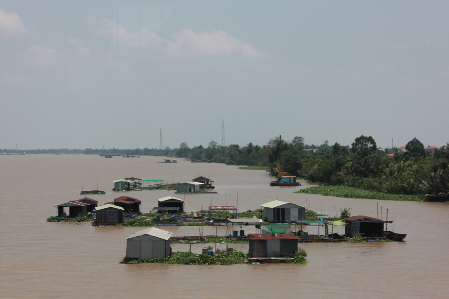 Schwimmende Häuser am Ufer des Mekong