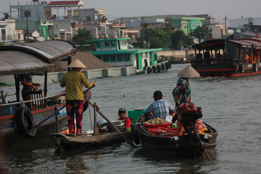 Vietnamesinnen auf kleinen Booten auf dem schwimmenden Markt in Can Tho.
