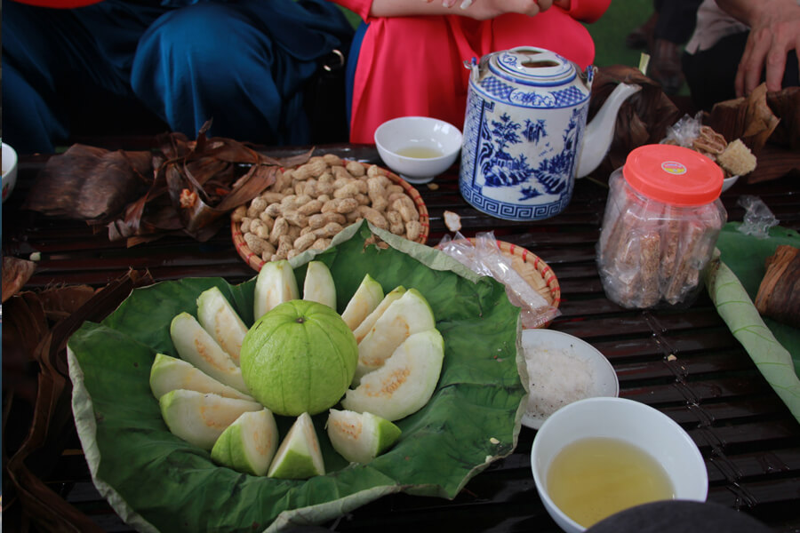 Teetafel mit frischem Obst bei Einheimischen