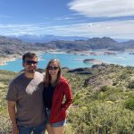 Die vegan nomads vor einer sonnigen Berg- und Seenlandschaft