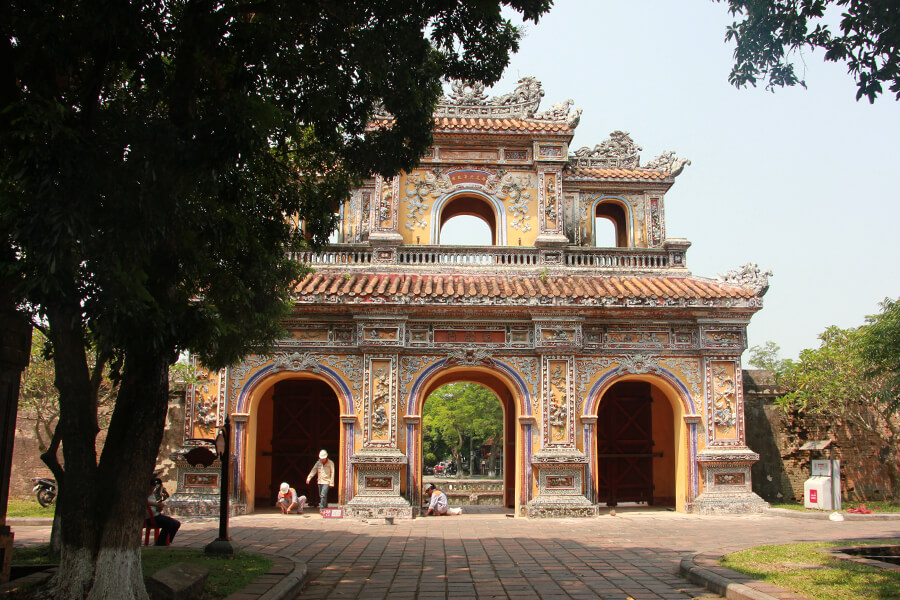 Verziertes Tor in der Zitadelle von Hue.