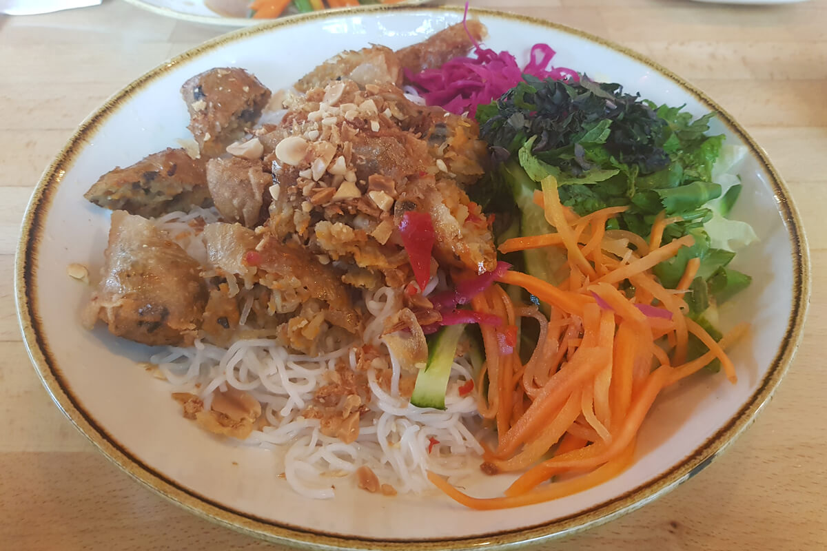 Vegane Bowl mit Reisnudeln und Frühlingsrollen im LU Vietnamese Cuisine.