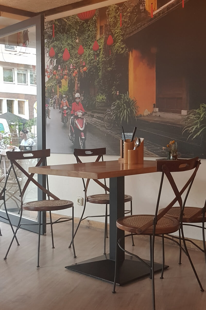 Tisch und Wandbild im LU Vietnamese Cuisine