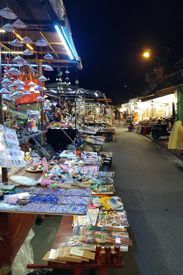 Stand mit Souvernirs auf dem Nachtmarkt in Hoi An