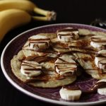 vegane Pfannkuchen mit Bananenscheiben und Schokosoße