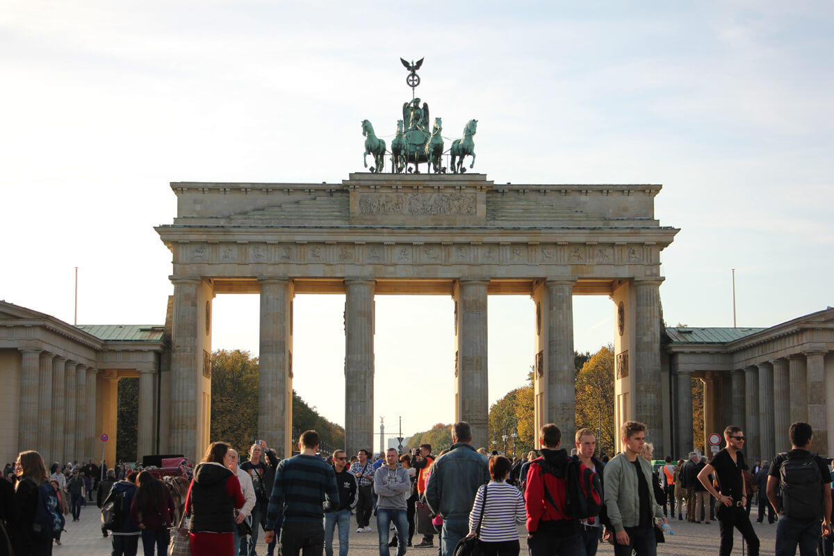 Touristen vor dem Brandenburger Tor in Berlin