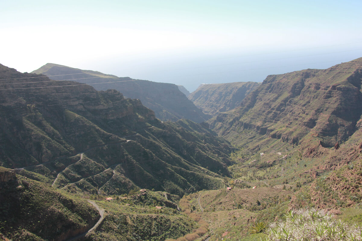 Blick in ein weites Tal auf La Gomera.