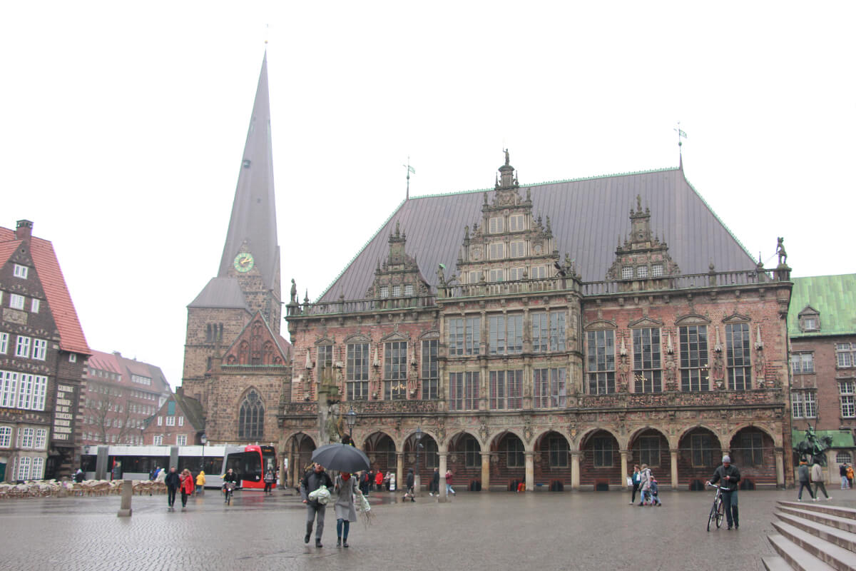 Der Bremer Marktplatz mit Rathaus und Kirchturm