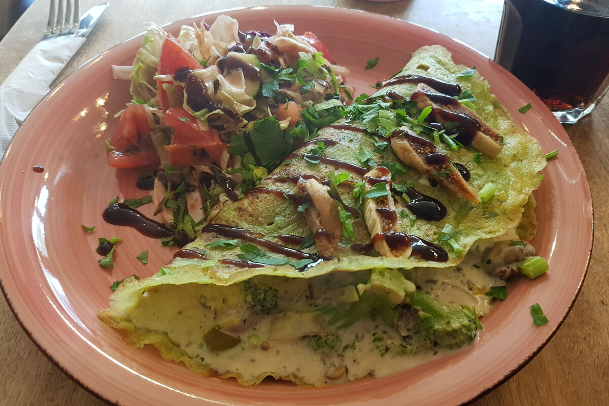 Crepes mit Gemüsefüllung und Salat in der Vengo Gemüseküche