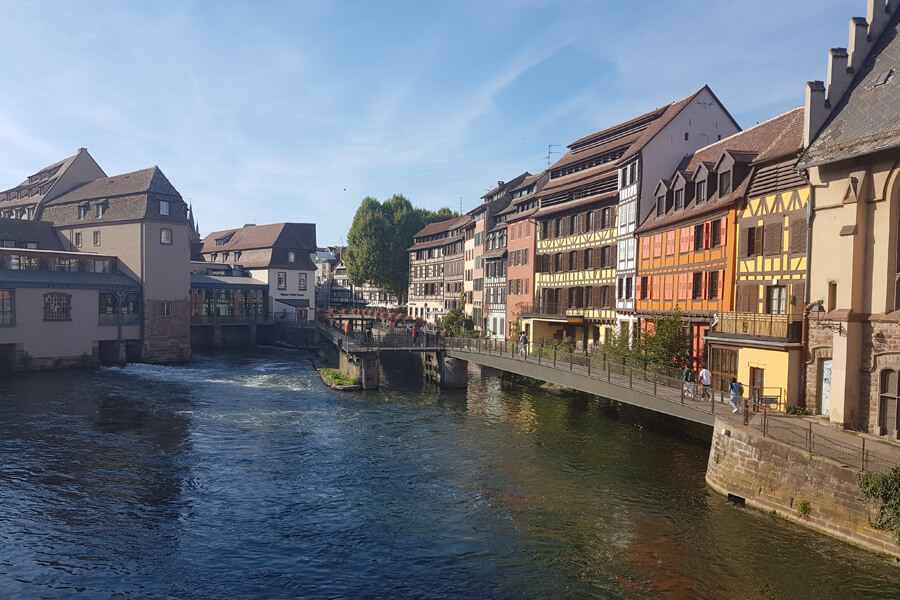 Fachwerkhäuser am Fluss in der Altstadt von Straßburg