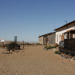 Sehenswürdigkeiten in Lüderitz und Umgebung Verlassene Häuser und altes Stadtschild in Kolmanskop