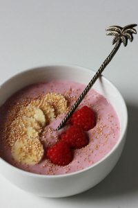vegane Himbeer Smoothie Bowl mit einem Palmenlöffel
