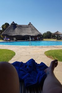 Ich sitze am Pool in der Midgard Country Lodge