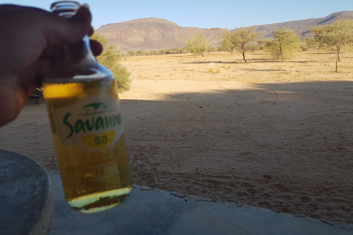 Ich trinke einen Savanna Cider auf der Terrasse in den Erongobergen