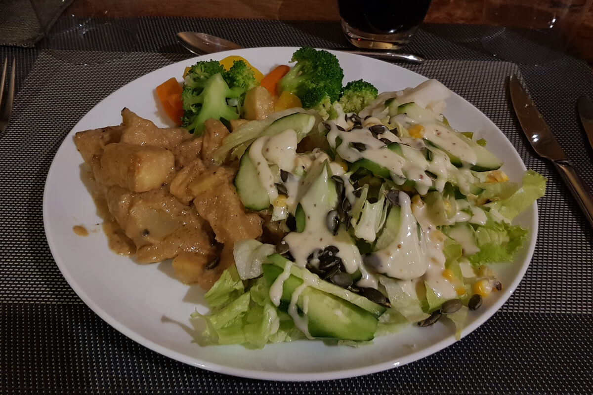 Veganer Teller vom Buffet mit Salat, Gemüse und Kartoffeln