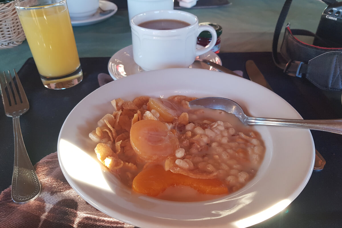 veganes Frühstück in der Camelthorn Lodge: Müsli mit Ost, Kaffee und Saft