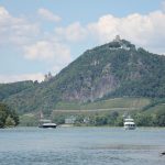 Die schönsten Wanderungen auf den Drachenfels Drachenfels mit markanten Felsen und Weinbergen