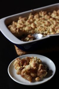 Veganer Bratapfel Crumble in einer Auflaufform