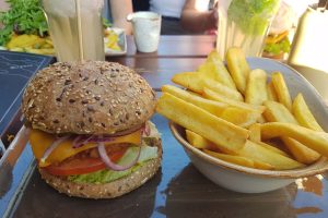 Veganer Burger Fliegender Holländer mit Pommes bei Peter Pane
