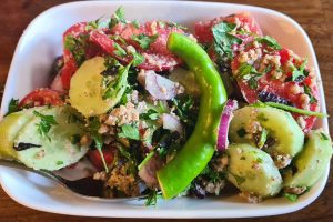 Tomaten-Gurken-Salat mit Walnussdressing