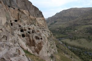 Höhlenstadt Warsia in der steilen Felswand