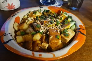 Veganes Gado Gado in einer Bar in Tiflis
