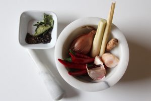 alle frischen Zutaten für die vegane Currypaste im Mörser