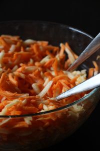 Möhren-Apfel-Salat in einer Glasschüssel