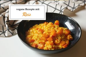 Vegane Rezept mit Reis, Titelbild mit Schriftzug vor einem Teller Kürbisrisotto