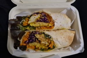 Tofuwraps mit Erdnusssoße in einer To-Go Verpackung